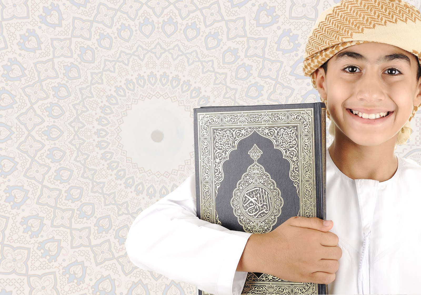 Красивая голосом кораном. Книга куран. Коран обои. Чтение Корана. Исламские постеры.